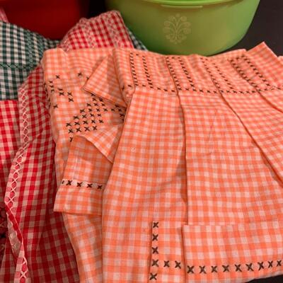Lot 474: Vintage Tupperware & Aprons
