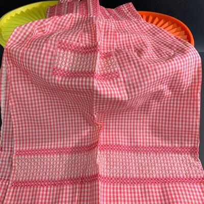 Lot 474: Vintage Tupperware & Aprons