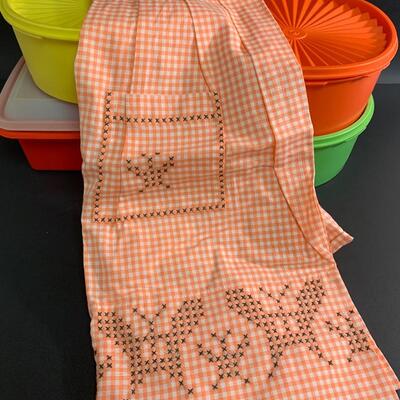 Lot 474: Vintage Tupperware & Aprons