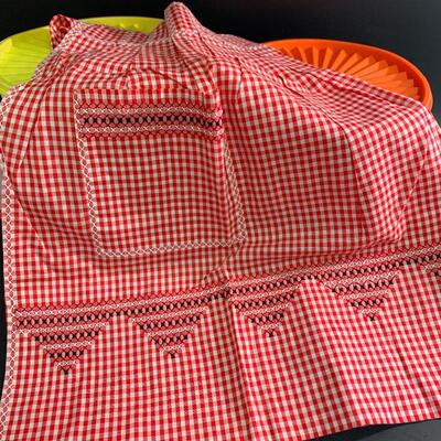 Lot 474: Vintage Tupperware & Aprons