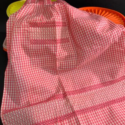 Lot 474: Vintage Tupperware & Aprons