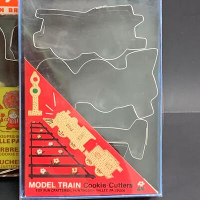 Lot 473: Vintage Cookie Cutters (Most New In Box)