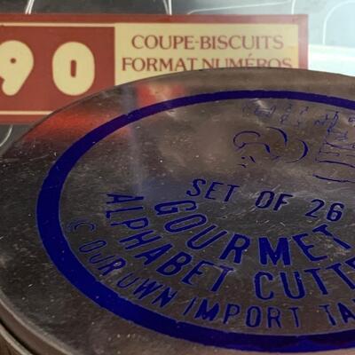 Lot 473: Vintage Cookie Cutters (Most New In Box)
