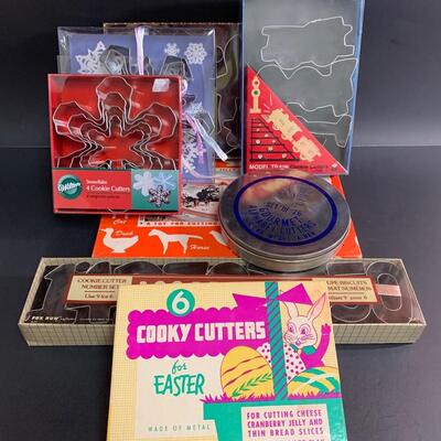 Lot 473: Vintage Cookie Cutters (Most New In Box)