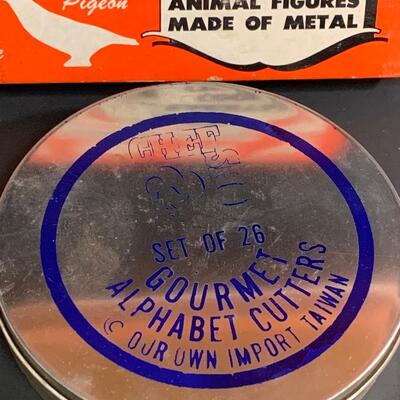 Lot 473: Vintage Cookie Cutters (Most New In Box)