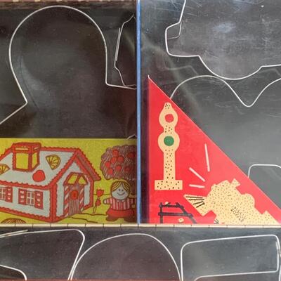 Lot 473: Vintage Cookie Cutters (Most New In Box)