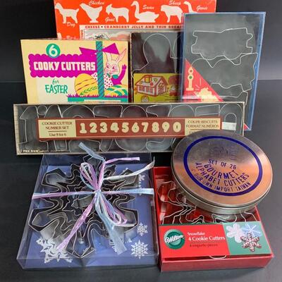 Lot 473: Vintage Cookie Cutters (Most New In Box)