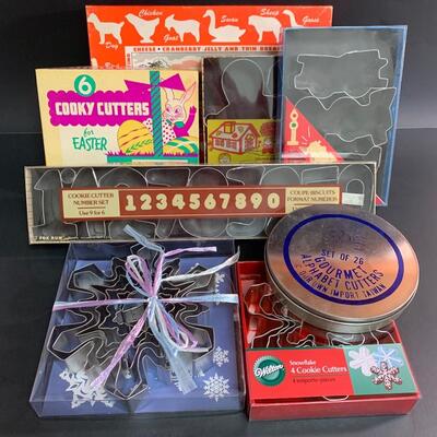 Lot 473: Vintage Cookie Cutters (Most New In Box)