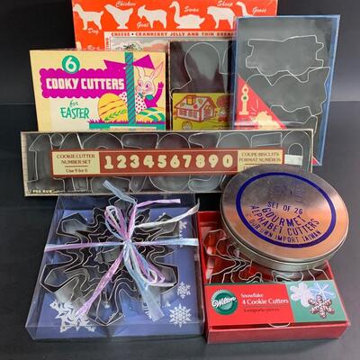 Lot 473: Vintage Cookie Cutters (Most New In Box)