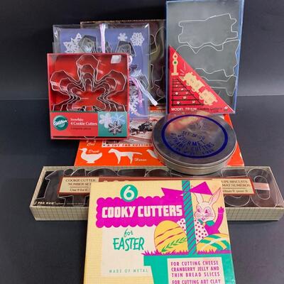 Lot 473: Vintage Cookie Cutters (Most New In Box)