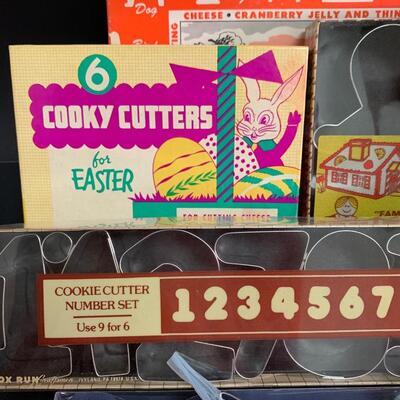 Lot 473: Vintage Cookie Cutters (Most New In Box)