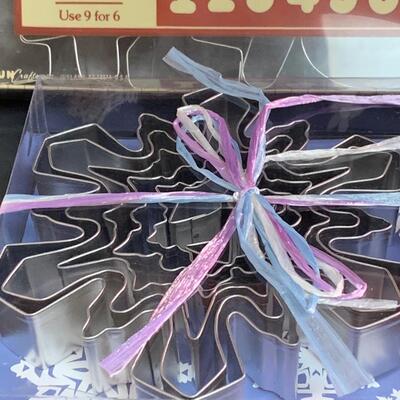 Lot 473: Vintage Cookie Cutters (Most New In Box)