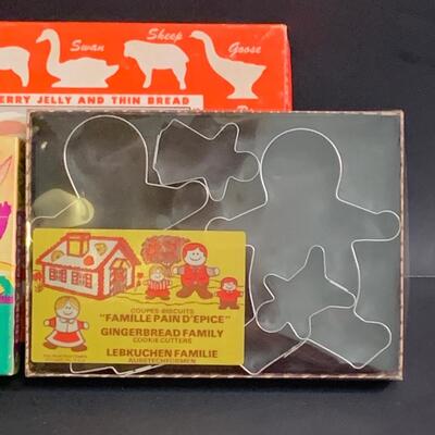 Lot 473: Vintage Cookie Cutters (Most New In Box)