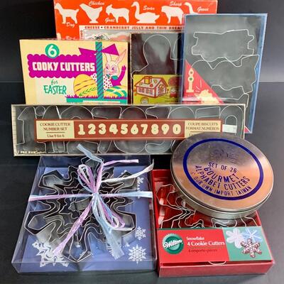 Lot 473: Vintage Cookie Cutters (Most New In Box)