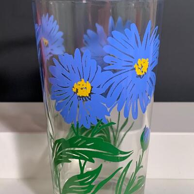 Lot 492: Vintage "Kitchy" Floral Glasses (Peanut Butter Glasses)
