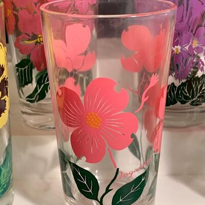 Lot 492: Vintage "Kitchy" Floral Glasses (Peanut Butter Glasses)