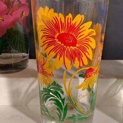 Lot 492: Vintage "Kitchy" Floral Glasses (Peanut Butter Glasses)