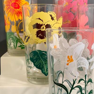 Lot 492: Vintage "Kitchy" Floral Glasses (Peanut Butter Glasses)
