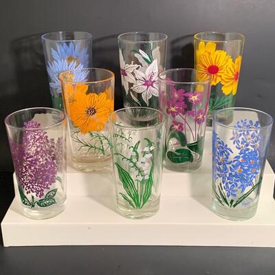 Lot 493: Vintage Floral Glasses