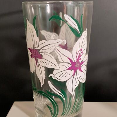Lot 493: Vintage Floral Glasses