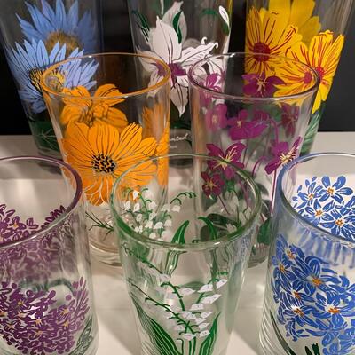 Lot 493: Vintage Floral Glasses