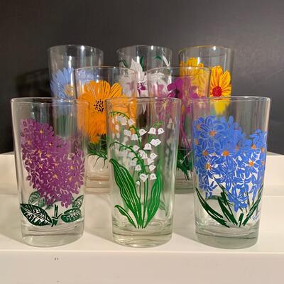 Lot 493: Vintage Floral Glasses
