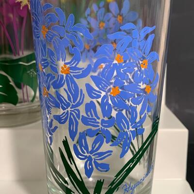 Lot 493: Vintage Floral Glasses
