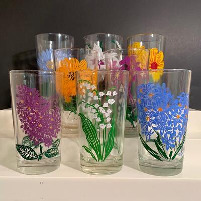 Lot 493: Vintage Floral Glasses