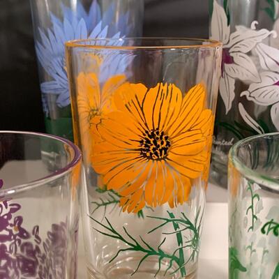 Lot 493: Vintage Floral Glasses