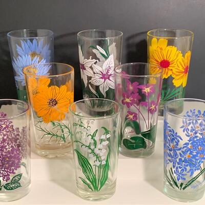 Lot 493: Vintage Floral Glasses