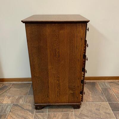 Lot 494: Petite Vintage Oak Chest of Drawers