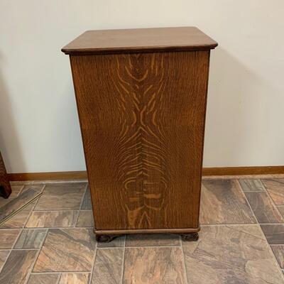 Lot 494: Petite Vintage Oak Chest of Drawers