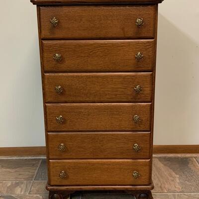 Lot 494: Petite Vintage Oak Chest of Drawers