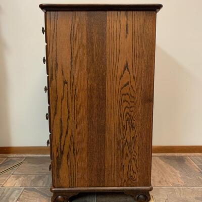 Lot 494: Petite Vintage Oak Chest of Drawers
