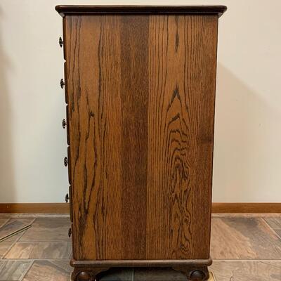 Lot 494: Petite Vintage Oak Chest of Drawers