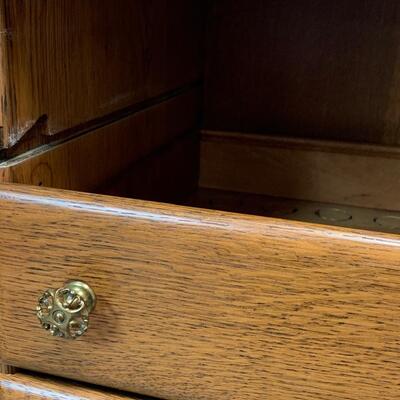 Lot 494: Petite Vintage Oak Chest of Drawers