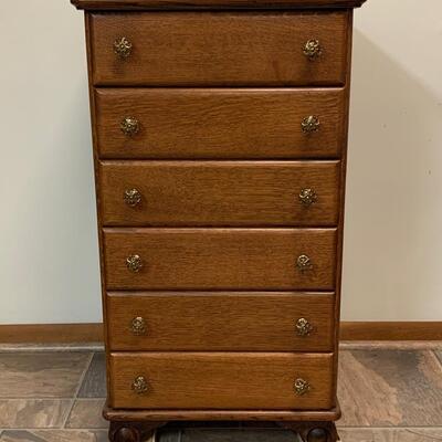 Lot 494: Petite Vintage Oak Chest of Drawers