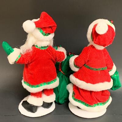 Lot 367: Annalee Dolls: Mr/Mrs. Claus, Elves and More