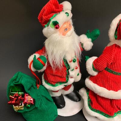 Lot 367: Annalee Dolls: Mr/Mrs. Claus, Elves and More