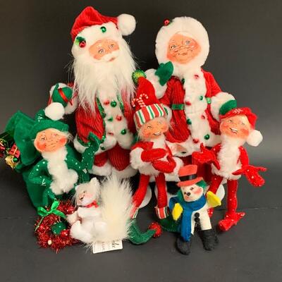 Lot 367: Annalee Dolls: Mr/Mrs. Claus, Elves and More