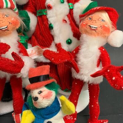 Lot 367: Annalee Dolls: Mr/Mrs. Claus, Elves and More