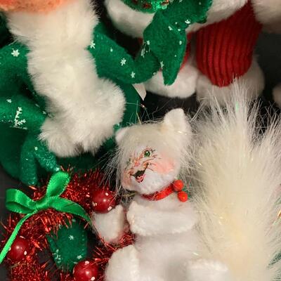 Lot 367: Annalee Dolls: Mr/Mrs. Claus, Elves and More
