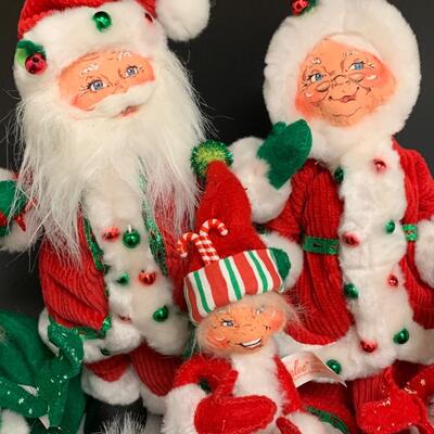 Lot 367: Annalee Dolls: Mr/Mrs. Claus, Elves and More