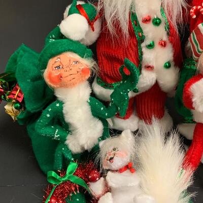 Lot 367: Annalee Dolls: Mr/Mrs. Claus, Elves and More