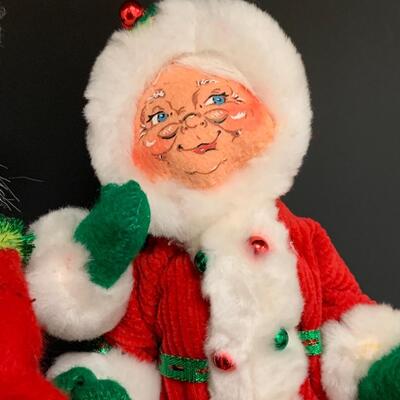 Lot 367: Annalee Dolls: Mr/Mrs. Claus, Elves and More