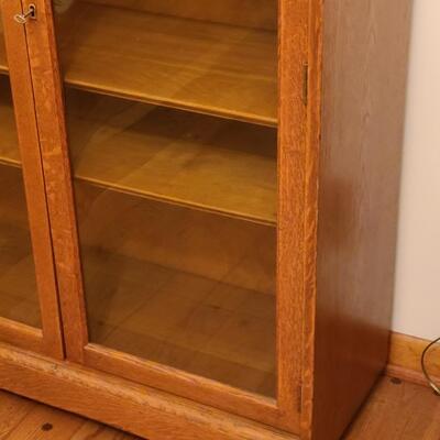 Lot 181: Vintage oak Bookcase/Curio Cabinet w/Key