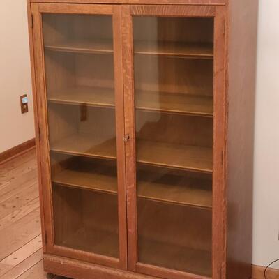 Lot 181: Vintage oak Bookcase/Curio Cabinet w/Key