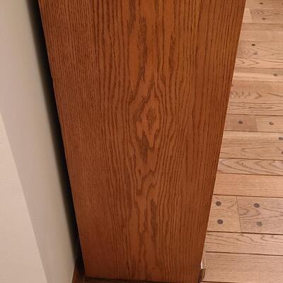 Lot 181: Vintage oak Bookcase/Curio Cabinet w/Key