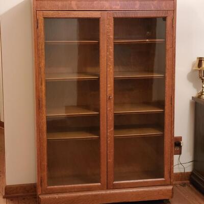 Lot 181: Vintage oak Bookcase/Curio Cabinet w/Key