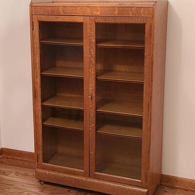 Lot 181: Vintage oak Bookcase/Curio Cabinet w/Key